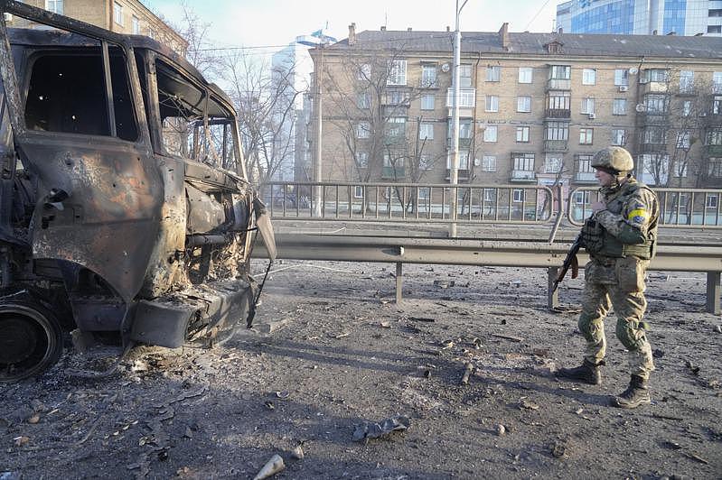 CNN报导，美国官员表示，俄罗斯入侵乌克兰遭遇顽强抵抗，补给线是俄军「明确的弱点」。 图为一名乌克兰士兵26日经过一辆被毁的军用卡车。 美联社