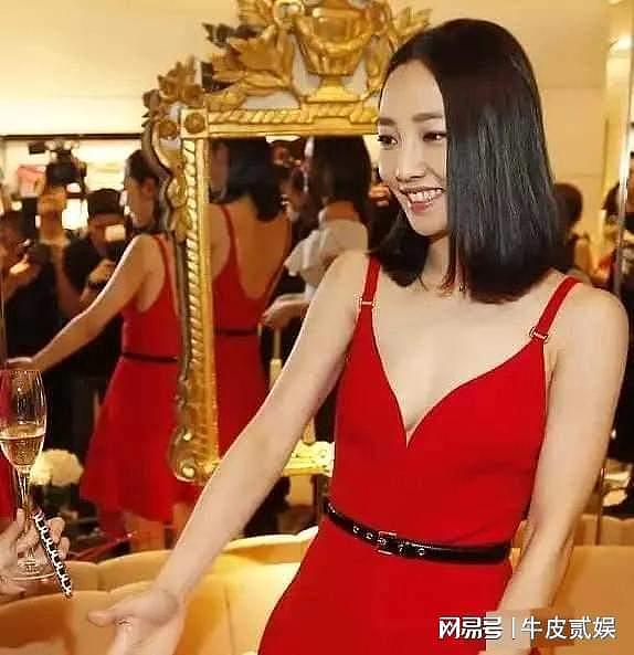 性感女星婚内出轨大玩“车震”，丈夫因嫖娼被抓入狱！这5大婚内犯桃花的女星，个个脸上写满了欲望（组图） - 49