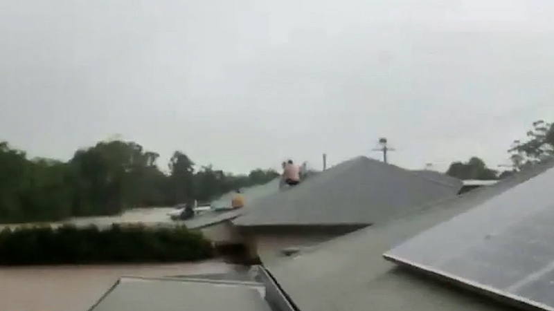 新州洪水水位不断高涨，一家五口被困屋顶，超50名邻居爬上屋顶避难（组图） - 3