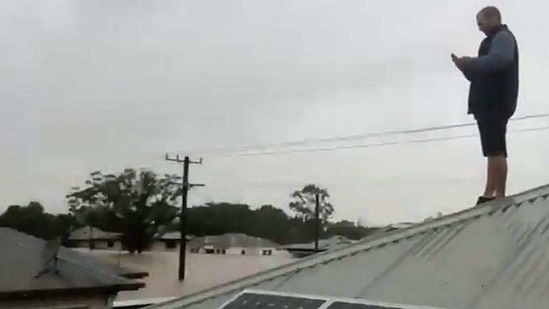 新州洪水水位不断高涨，一家五口被困屋顶，超50名邻居爬上屋顶避难（组图） - 4