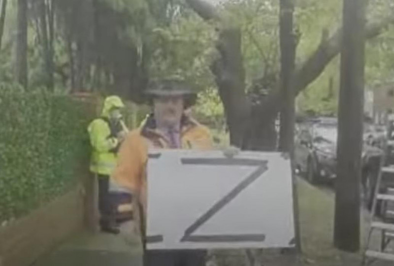 亲俄抗议者齐聚悉尼，在俄领馆悬挂Z字牌，这是什么意思？（视频/组图） - 4