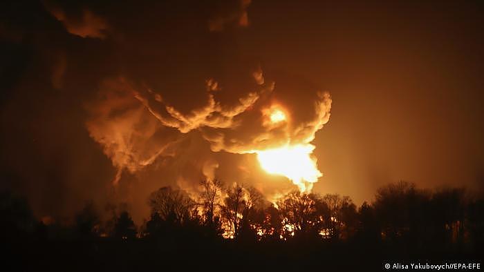 Ukraine - Feuer in einem Erdöllager nach einem russischen Raketenangriff in Vasylkiv nahe Kiew