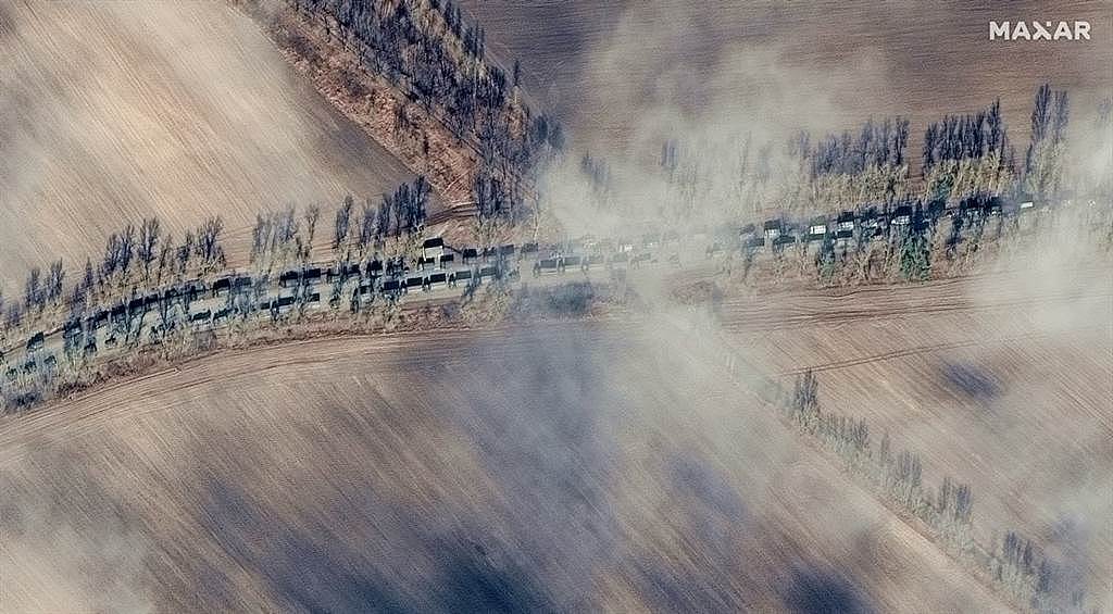 最新卫星画面显示，将近5公里长的俄罗斯军队挺进基辅。 （图／美联社、美国马萨尔科技提供）