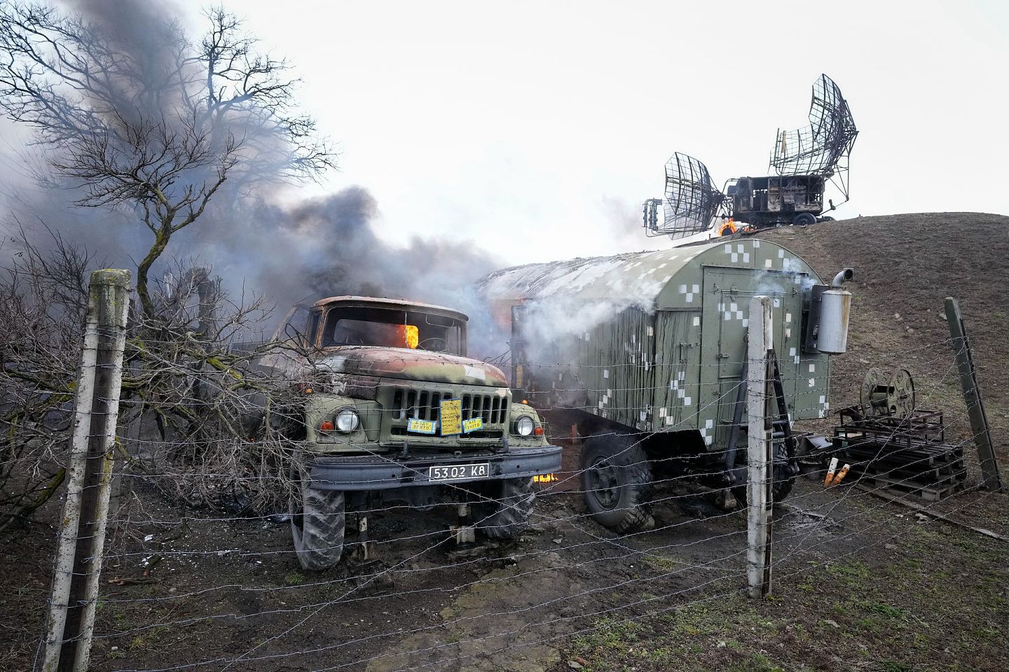 2022年2月24日，乌克兰马里乌波尔，受损的雷达和其他设备。（AP）