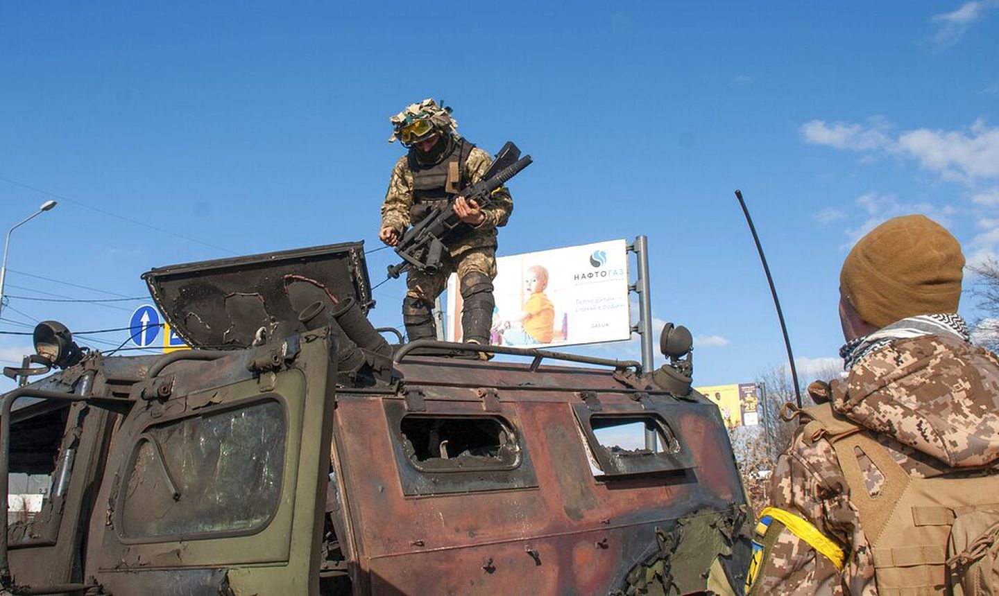2022年2月27日，乌克兰士兵在乌克兰哈尔科夫一场战斗结束后，检查一辆受损的军车。（AP）