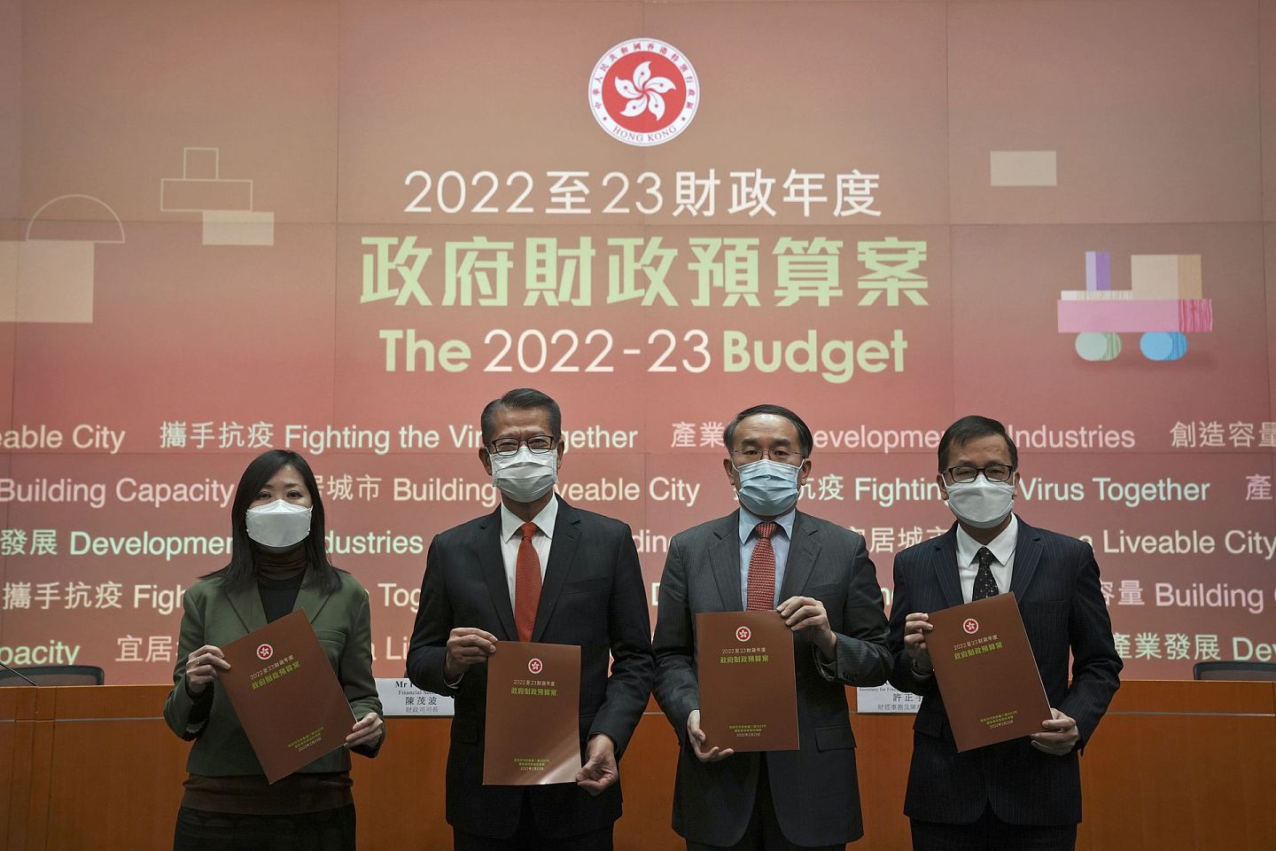 2月23日，财政司司长陈茂波发表了现届政府任内最后一份《财政预算案》，并再次全民派发一万港元消费券，以纾解疫情影响。（AP）
