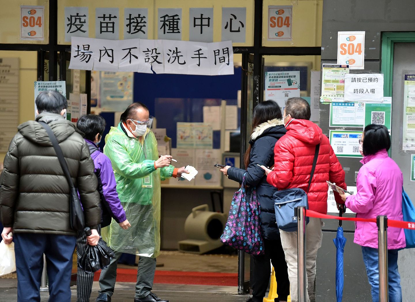 随着香港第五波疫情持续恶化，人们纷纷开始接种疫苗，以避免重症。（新华社）