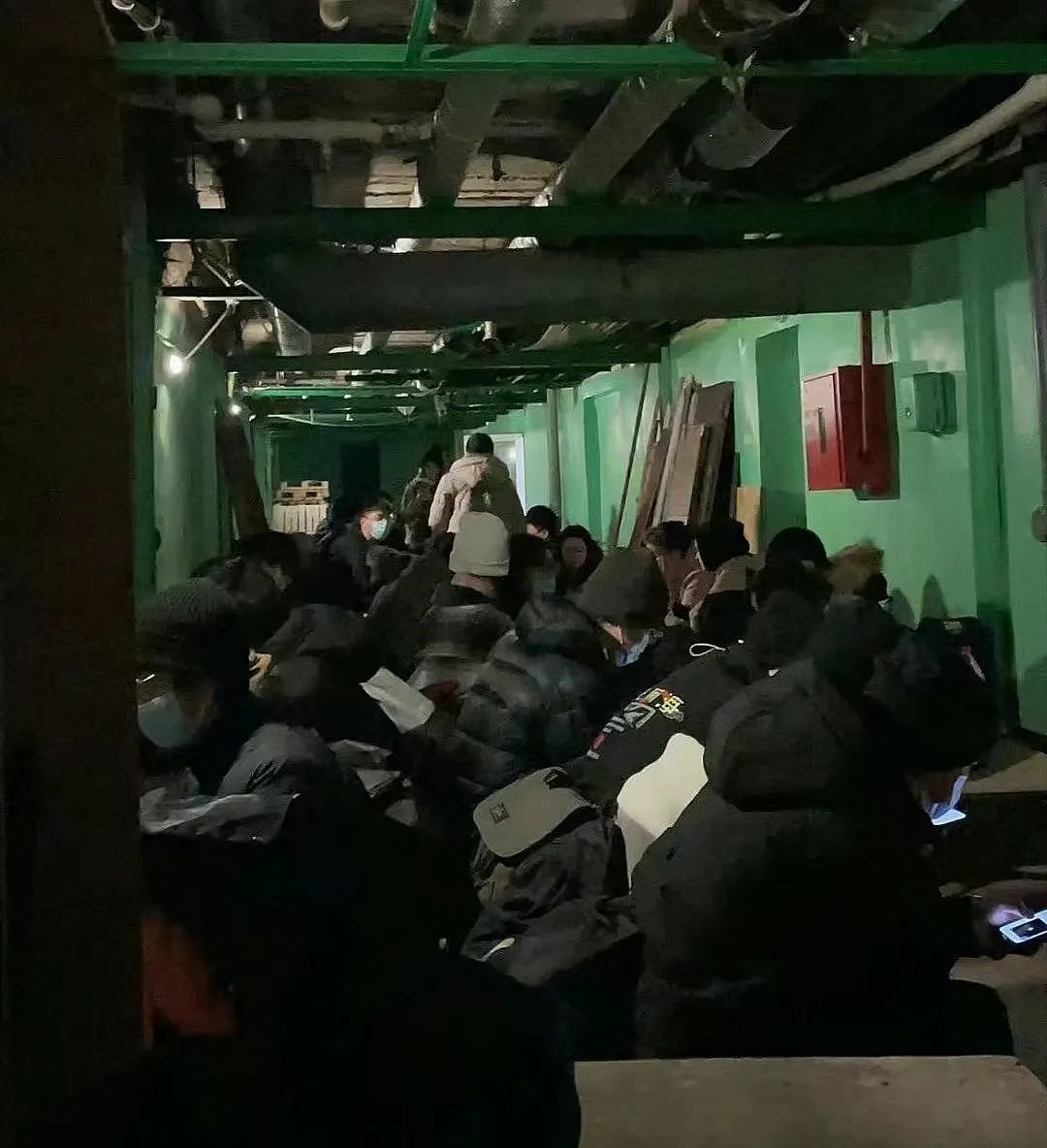 包括李依萍在内的8名中国留学生所在的防空洞（受访者供图）