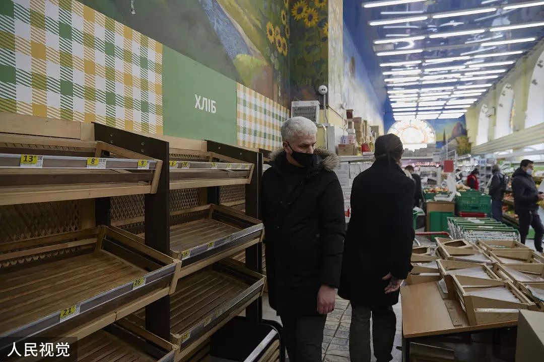 当地时间2022年2月25日，乌克兰基辅，当地民众囤积货物，商店货品被抢购一空（图源：人民视觉）