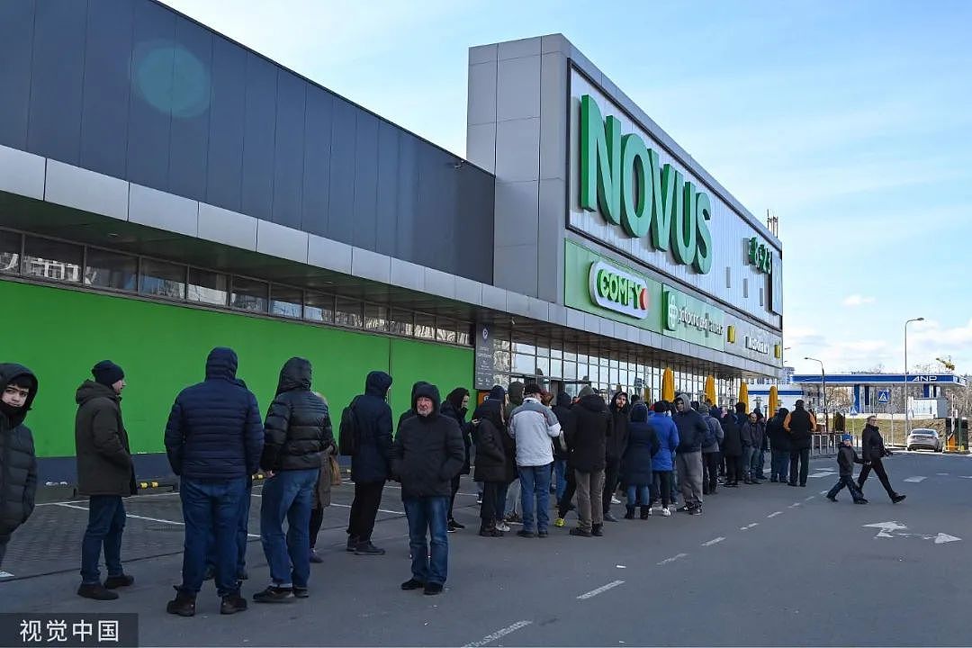 当地时间2022年2月26日，乌克兰基辅，当地民众排队购物（图源：视觉中国）