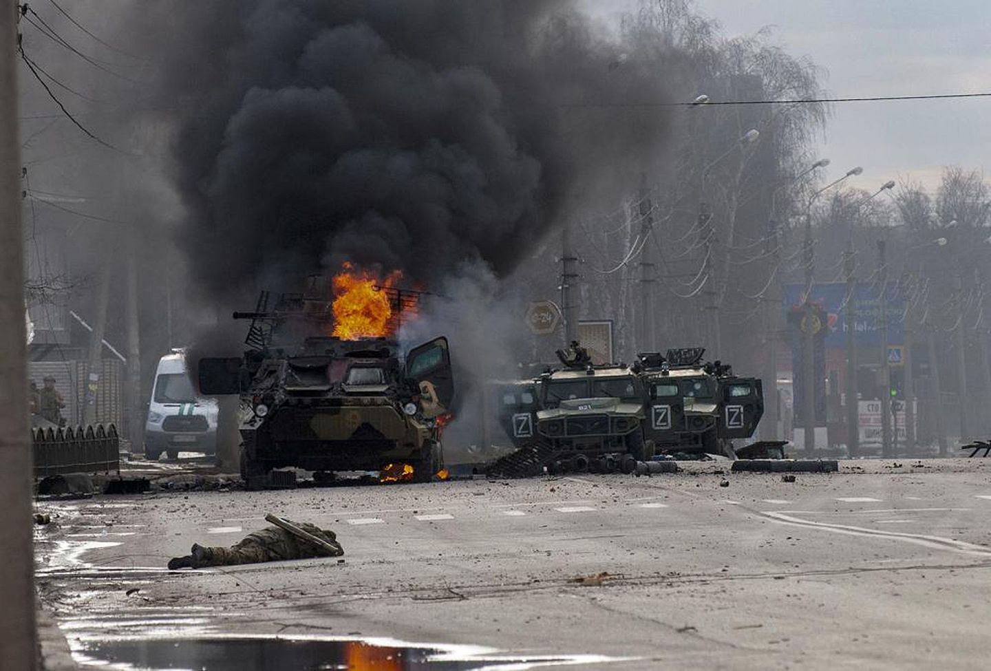 乌克兰坚持倒向美国，被俄罗斯惩罚，图为2022年2月27日在乌克兰哈尔科夫，一辆俄罗斯装甲运兵车在战斗中燃烧。（美联社）