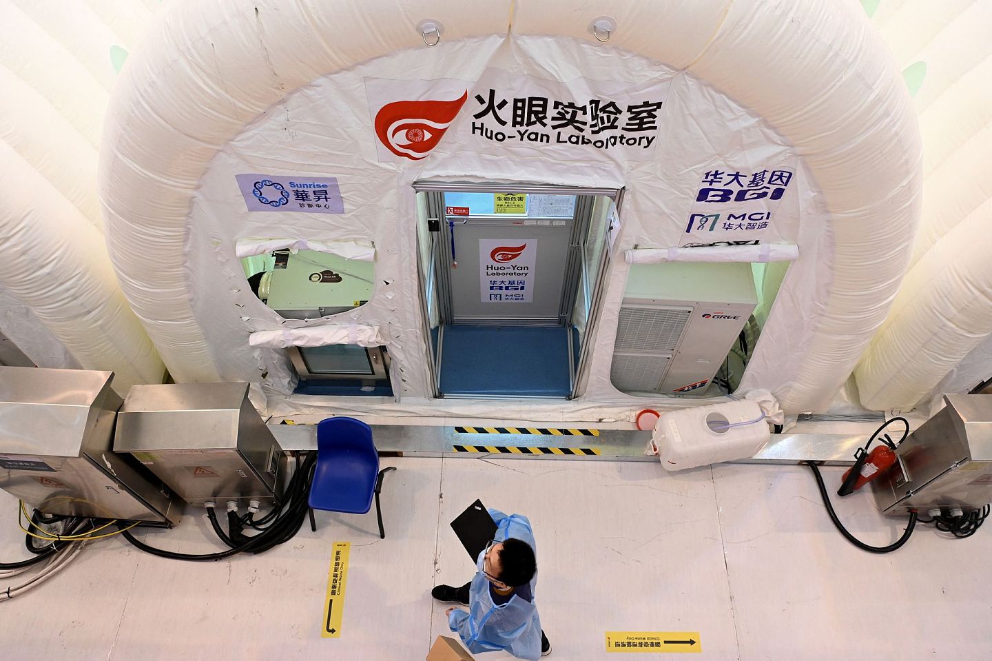 2022年2月15日，设于香港马鞍山体育馆的大规模核酸检测临时气膜实验室（又称“火眼实验室”）正式启用。（中新社）
