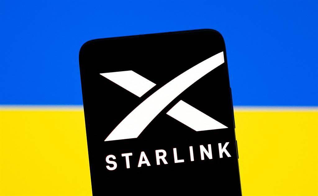 乌克兰今天表示，已收到太空探索科技公司（SpaceX）送来的星链（Starlink）卫星网路终端设备，但网路安全研究人员警告，这些设备可能成为俄罗斯攻击目标。 (图／路透社)