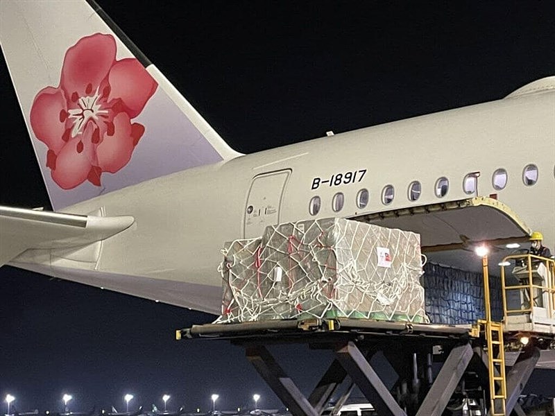 华航28日晚间载运台湾对乌克兰援助的首批医疗物资飞往德国。 （外交部提供）中央社记者黄雅诗传真111年3月1日
