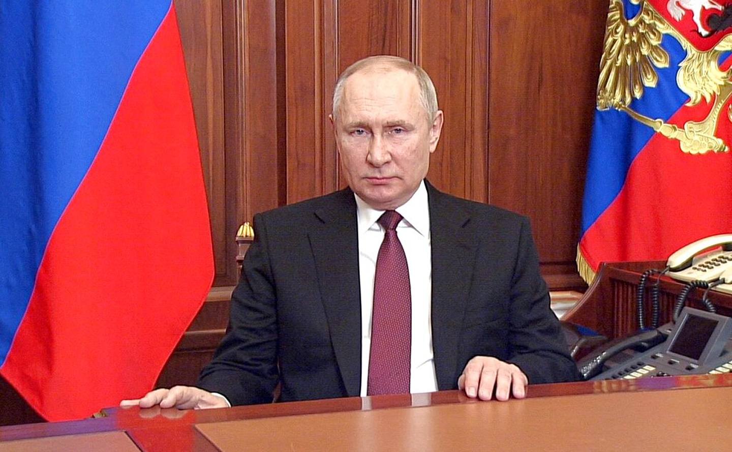 在這張由俄羅斯總統新聞處發佈的視像中拍攝的圖像中，俄羅斯總統普京於2022年2月24日在俄羅斯莫斯科向全國發表講話。俄羅斯軍隊對烏克蘭發動襲擊。普京無視國際譴責和制裁，並警告其他國家，任何干預的企圖都將導致「你從未見過的後果」。（AP）
