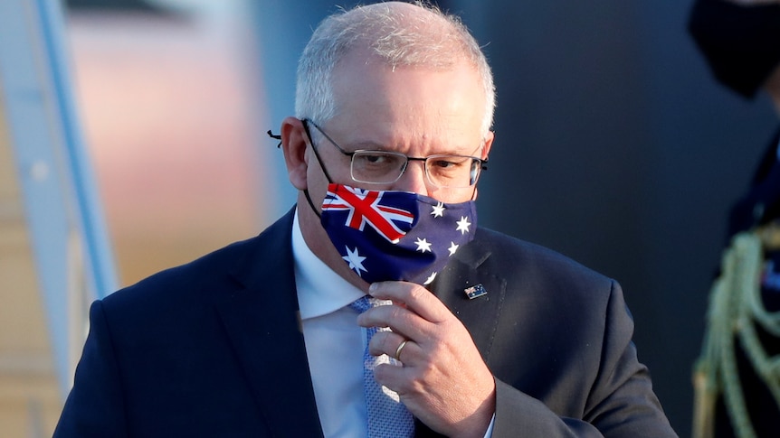 莫里森带着一枚印有澳大利亚国旗的口罩