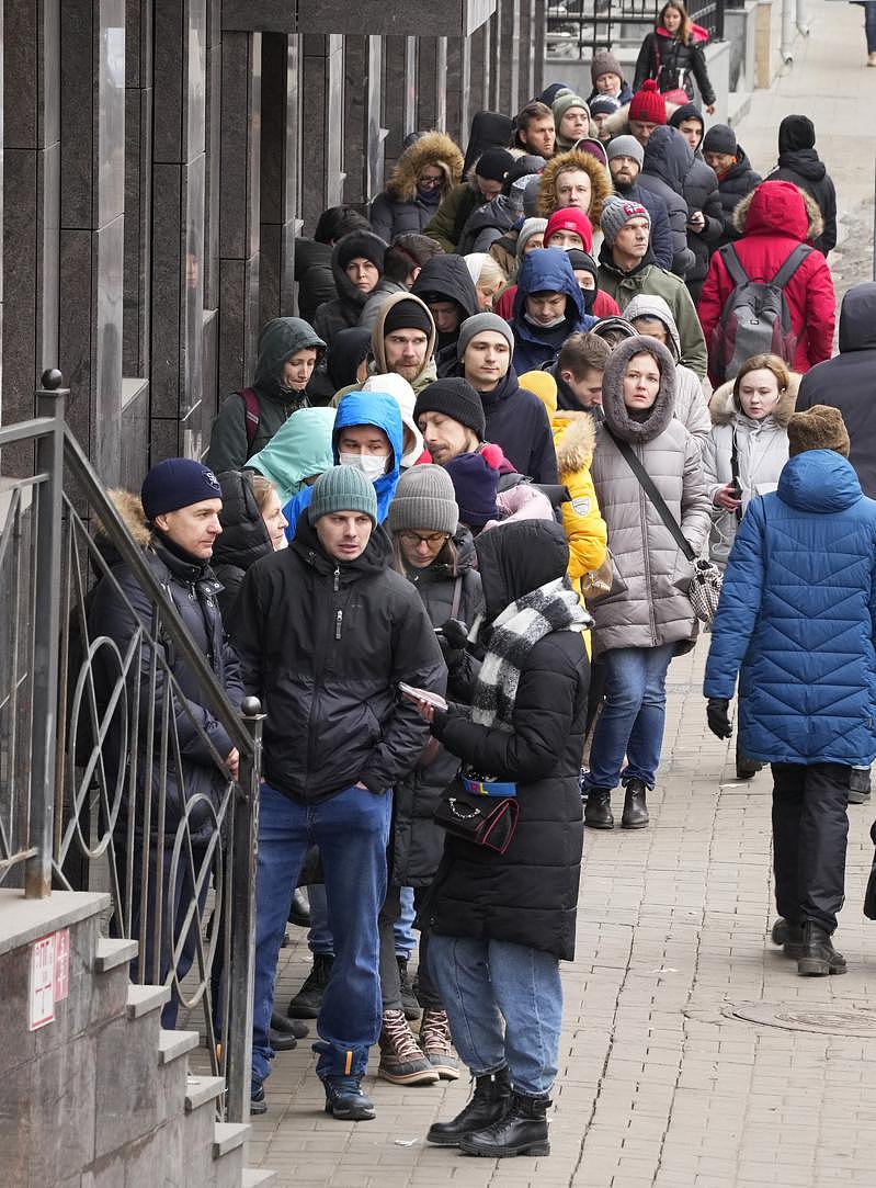 俄罗斯圣彼得堡民众2月25日在自动提款机前大排长龙，抢着提领美元和欧元。 美联社