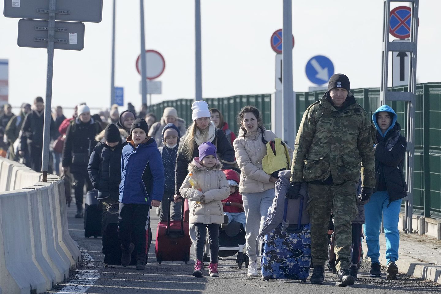 2022年2月26日，星期六，一大批乌克兰难民抵达波兰的科尔乔瓦边境口岸。（AP）