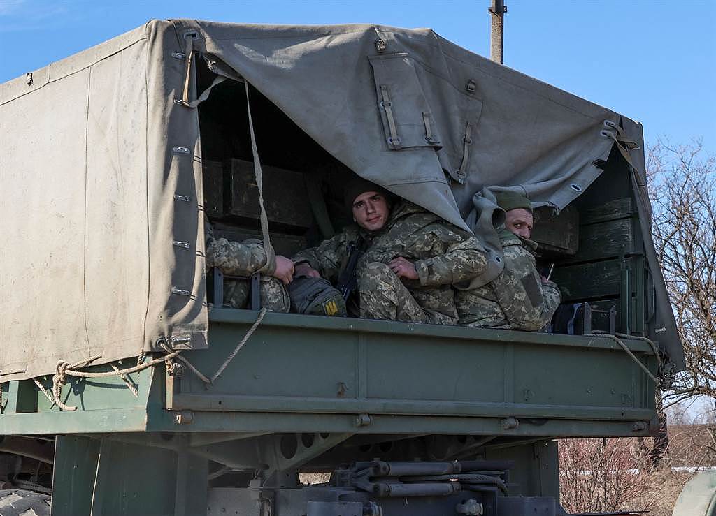 2月24日市大迎军城哈克城车，在乌克兰东尔科夫城准备战。（）