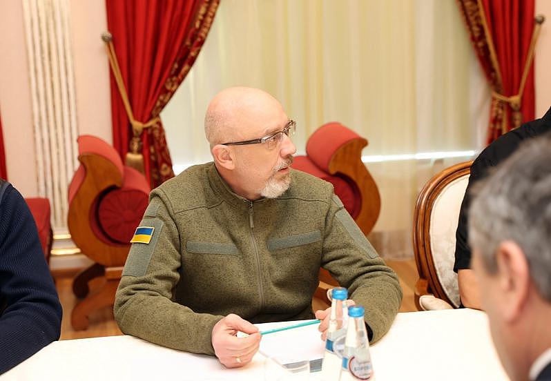 乌克兰国防部长列兹尼科夫向俄罗斯士兵心战喊话。欧新社