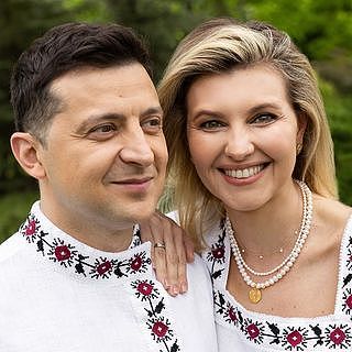 乌克兰第一夫人和老公有夫妻相，素颜也好美，穿一身墨绿色太女神（组图） - 2