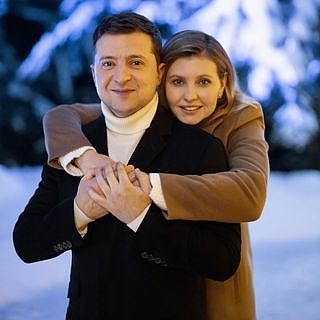 乌克兰第一夫人和老公有夫妻相，素颜也好美，穿一身墨绿色太女神（组图） - 3