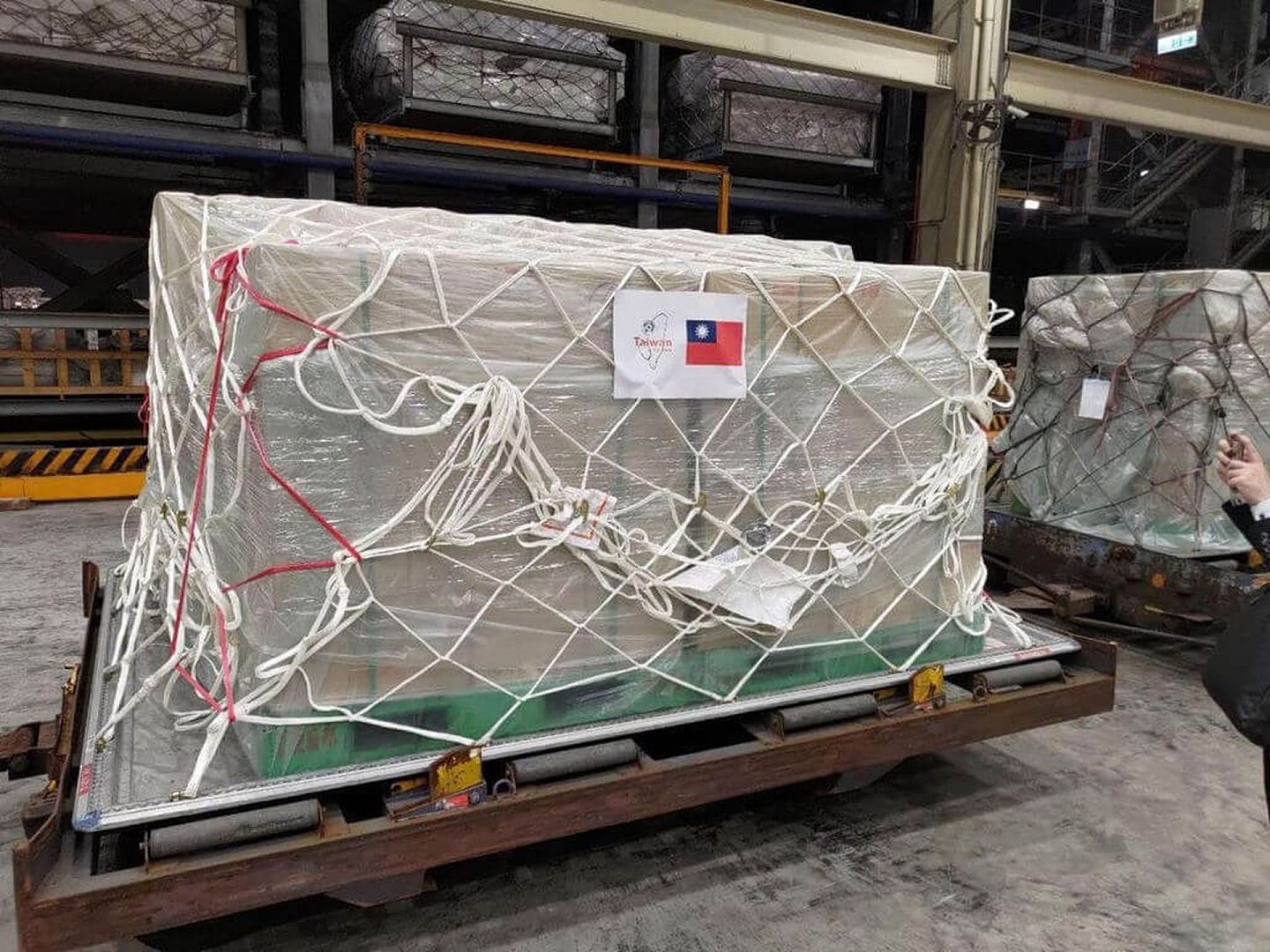 台湾已启运对乌克兰人道援赠医疗物资，第一批27吨药品、医疗器材启运飞往德国法兰克福，将再转交乌克兰方面使用。（台湾外交部）