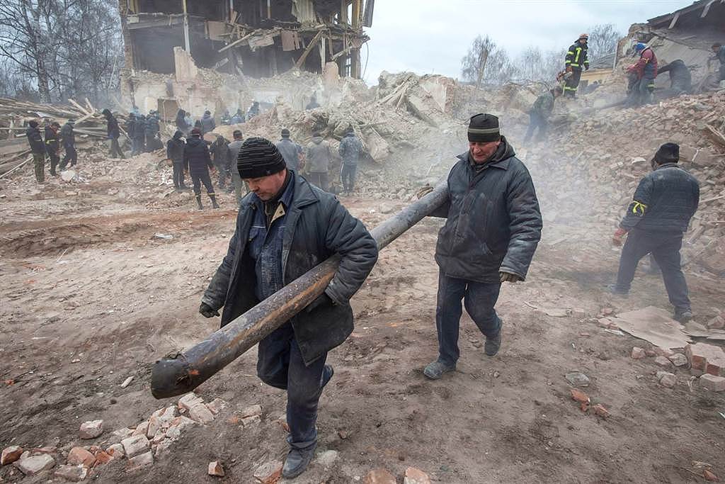 俄军炮击乌克兰哈尔科夫市（Kharkiv）和基辅之间的阿克提卡（Okhtyrka）军事基地，导致超过70名乌克兰军人丧生。 （图／路透社）