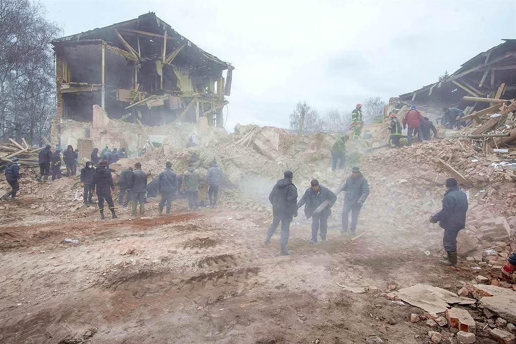 俄军炮击乌克兰哈尔科夫市（Kharkiv）和基辅之间的阿克提卡（Okhtyrka）军事基地，导致超过70名乌克兰军人丧生。 （图／路透社）