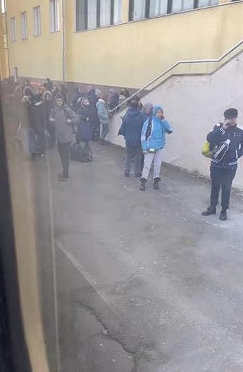 华人女孩挤火车逃离基辅，波兰人沿路往火车投干粮，乌克兰人当场哭了（组图） - 3