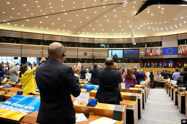 乌克兰总统泽连斯基通过视频向布鲁塞尔的欧洲议会发表讲话后，欧洲议会成员起立鼓掌。（2022年3月1日）