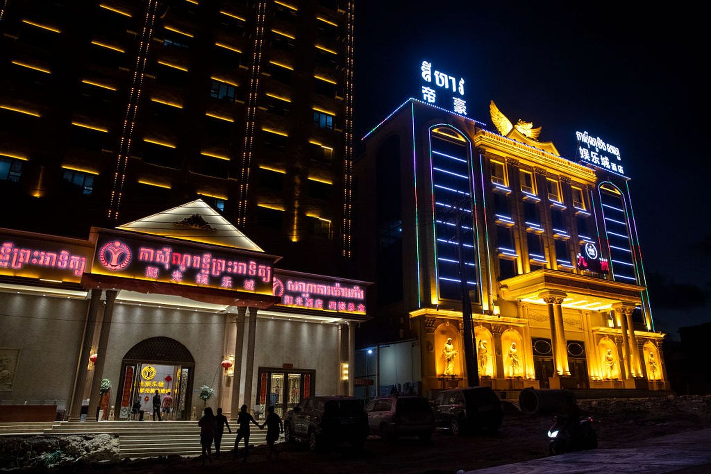 图为2018年8月，柬埔寨西港市中心的赌场和酒店。2017年，中国资金占柬埔寨外国投资总额的30%左右。超市里挤满了中国商品，赌场如雨后春笋般出现。（Getty）