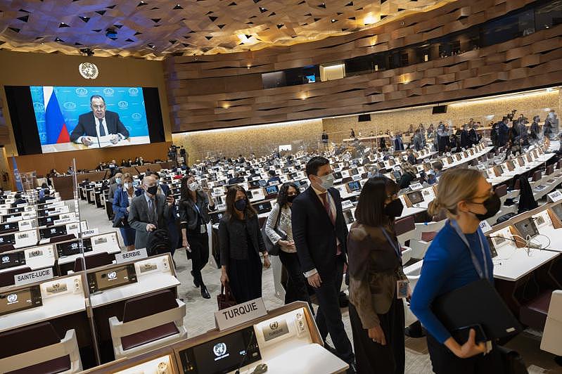 联合国许多外交人员在俄国外交部长拉夫洛夫发表演说时，纷纷起身直接离开现场。(美联社)