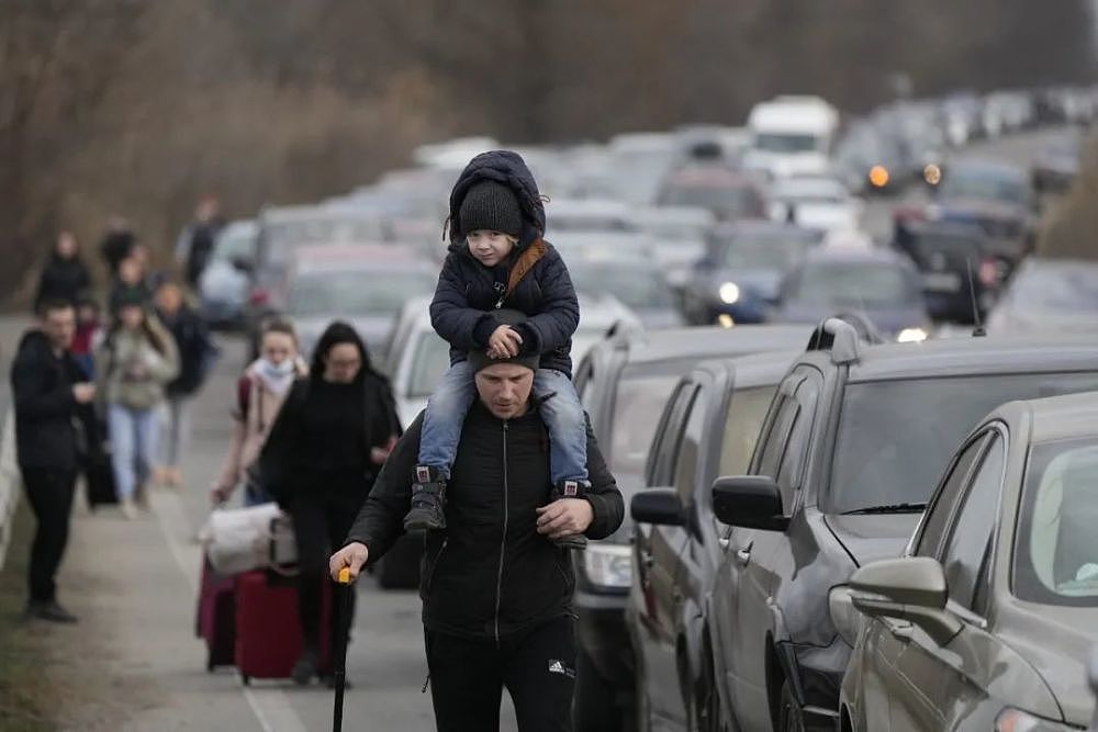 逃离乌克兰的难民：40小时艰难出逃，像世界末日（组图） - 1