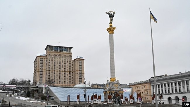 一辆满载反坦克屏障的卡车停在基辅的独立广场。(2022年3月1日)