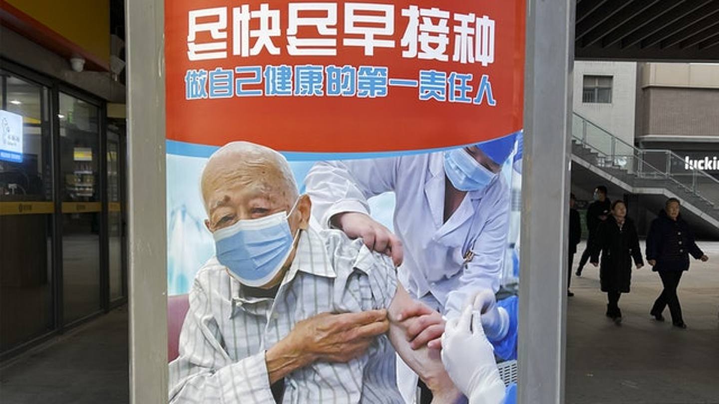 曾光认为，中国人民的防疫屏障完全靠的是疫苗接种。 图为2022年1月8日，北京地铁四惠站一有关接种疫苗的公益海报。 （视觉中国）