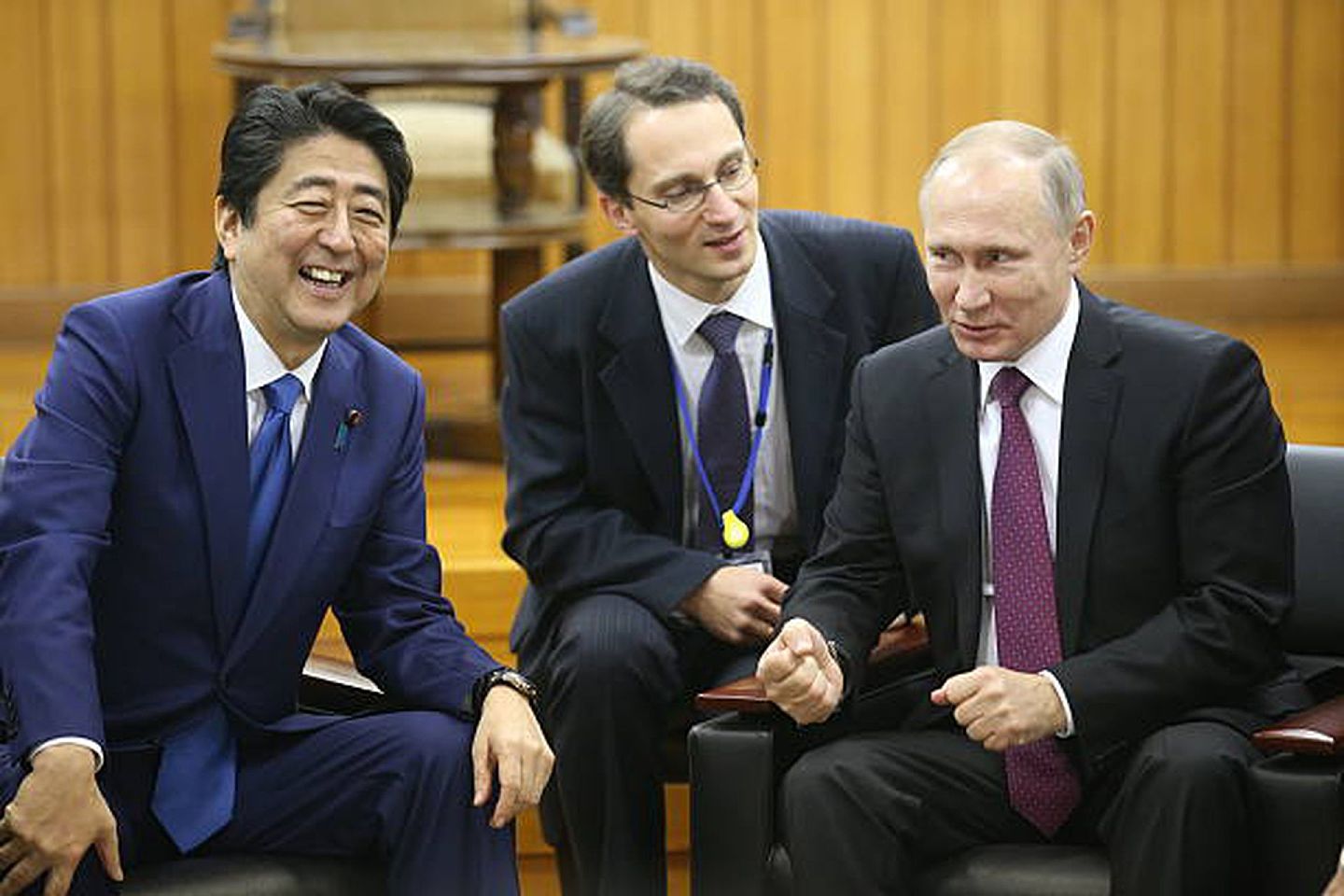 2016年12月16日，时任日本首相安倍晋三陪同到访的俄罗斯总统普京参观当地一家知名的空手道俱乐部。（Getty）