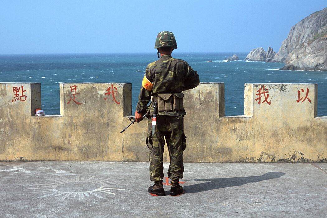 一名台湾士兵在马祖站岗，马祖位于台湾海峡西边，摄于2003年。