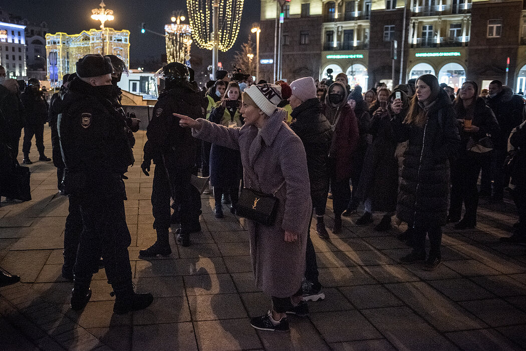 上周，一名妇女在莫斯科的反战抗议活动中与警察发生争执。长期以来，俄罗斯的母亲们一直在关注军队的损失，政府则试图对此保密。