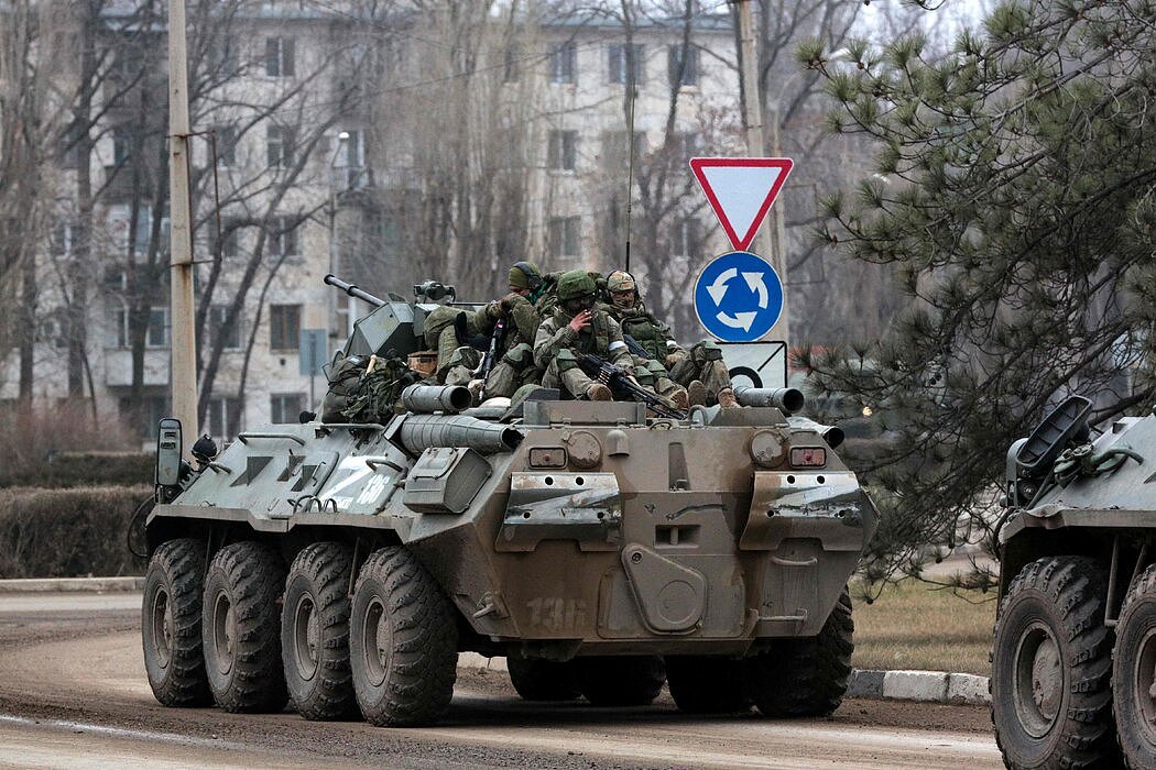 上周在克里米亚，俄罗斯军人在一辆装甲车上。乌克兰国防部长提出，如果俄罗斯士兵投降，将给予现金和特赦。