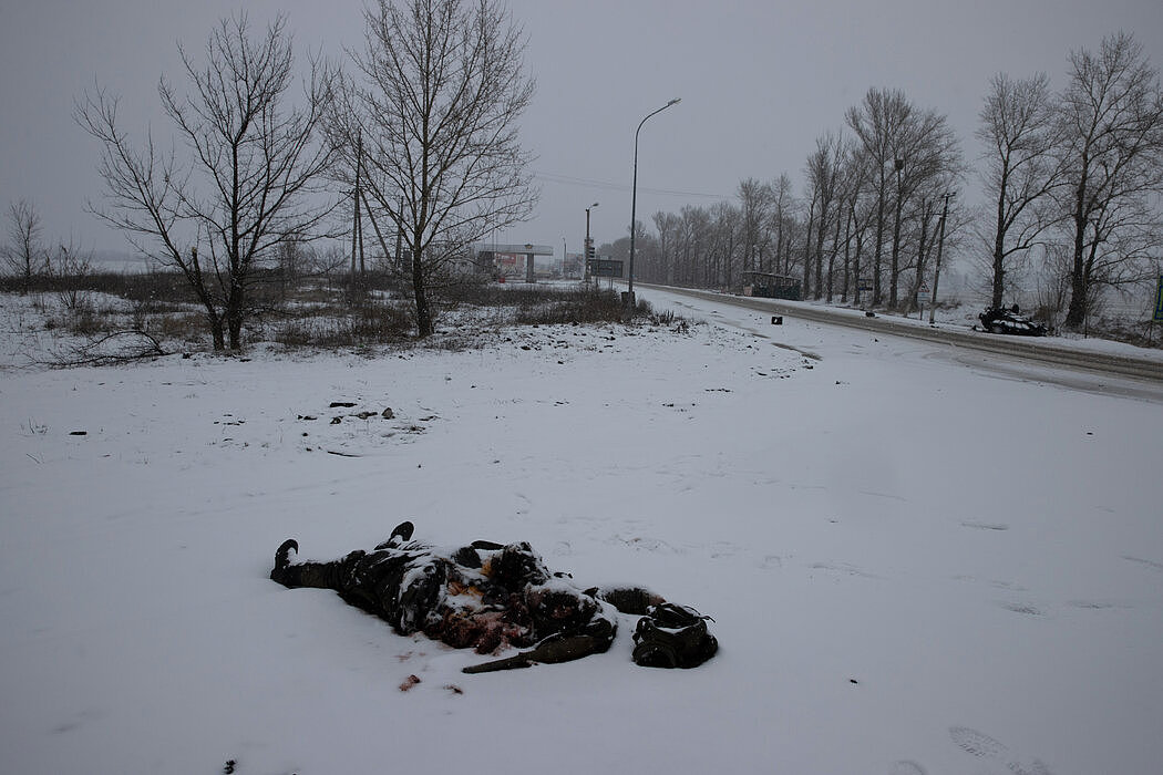 上周，在乌克兰哈尔科夫，一名俄罗斯士兵的尸体被遗弃在路边。俄罗斯政府周日首次承认军队“有伤亡”，但没有提供具体数字。