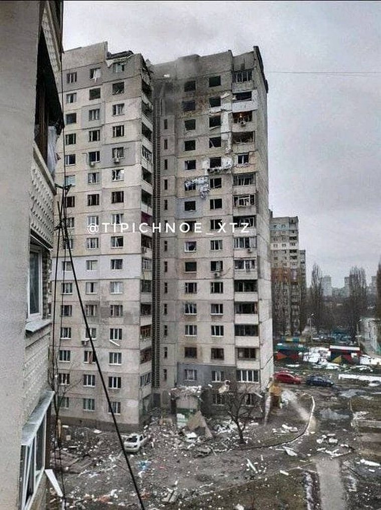 俄军狂轰民宅区。 翻自推特