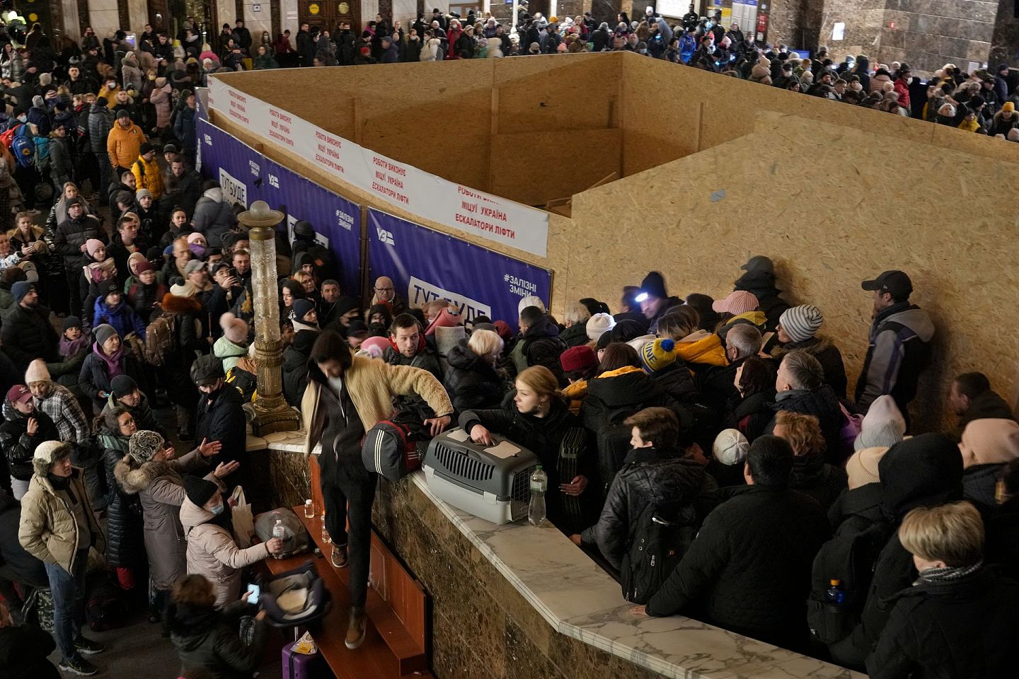 2022年2月28日，在乌克兰首都基辅，人们在最后一刻改变出发站台，登上开往利沃夫的火车。（AP）