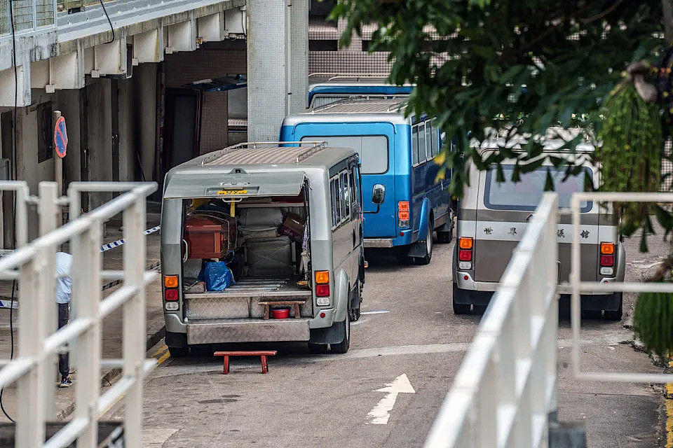 醫院門外排滿靈車。Photographer: Lam Yik/Bloomberg