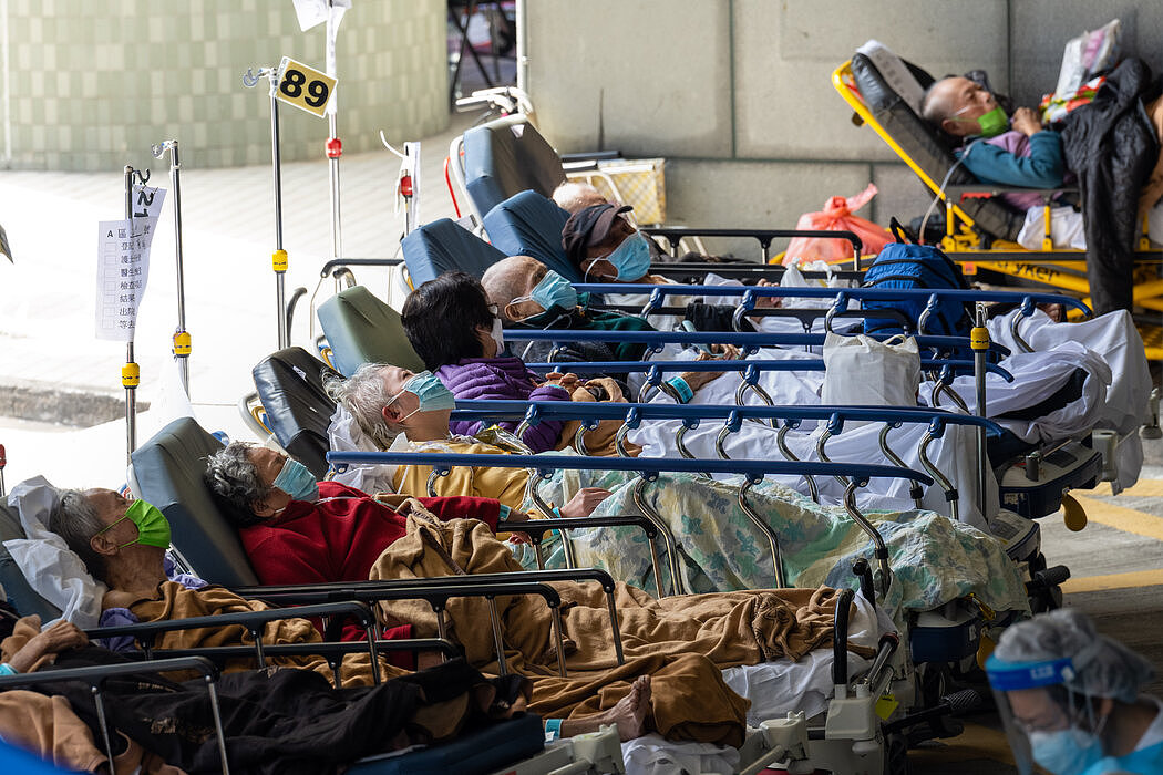 周一，在明爱医院临时分诊区外候诊的患者，这是香港第五波也是最严重的一波疫情。