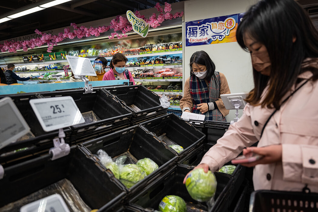 蔬菜价格飙升，但香港政府提供的现金救济有限。