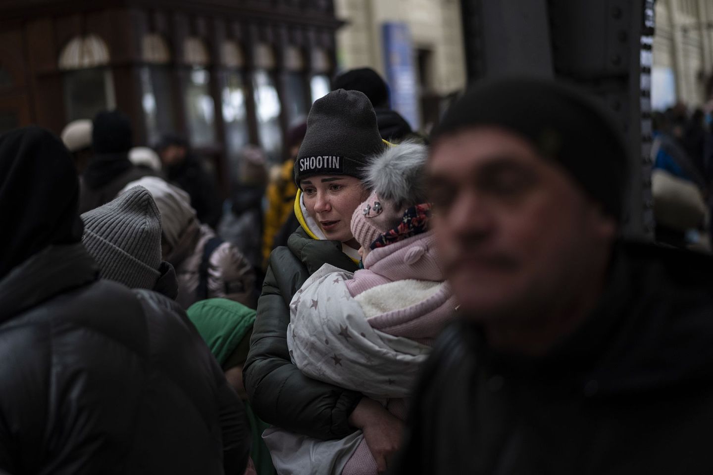 2022年2月27日，在乌克兰西部的利沃夫，一个乌克兰家庭在火车站内等待火车。（AP）