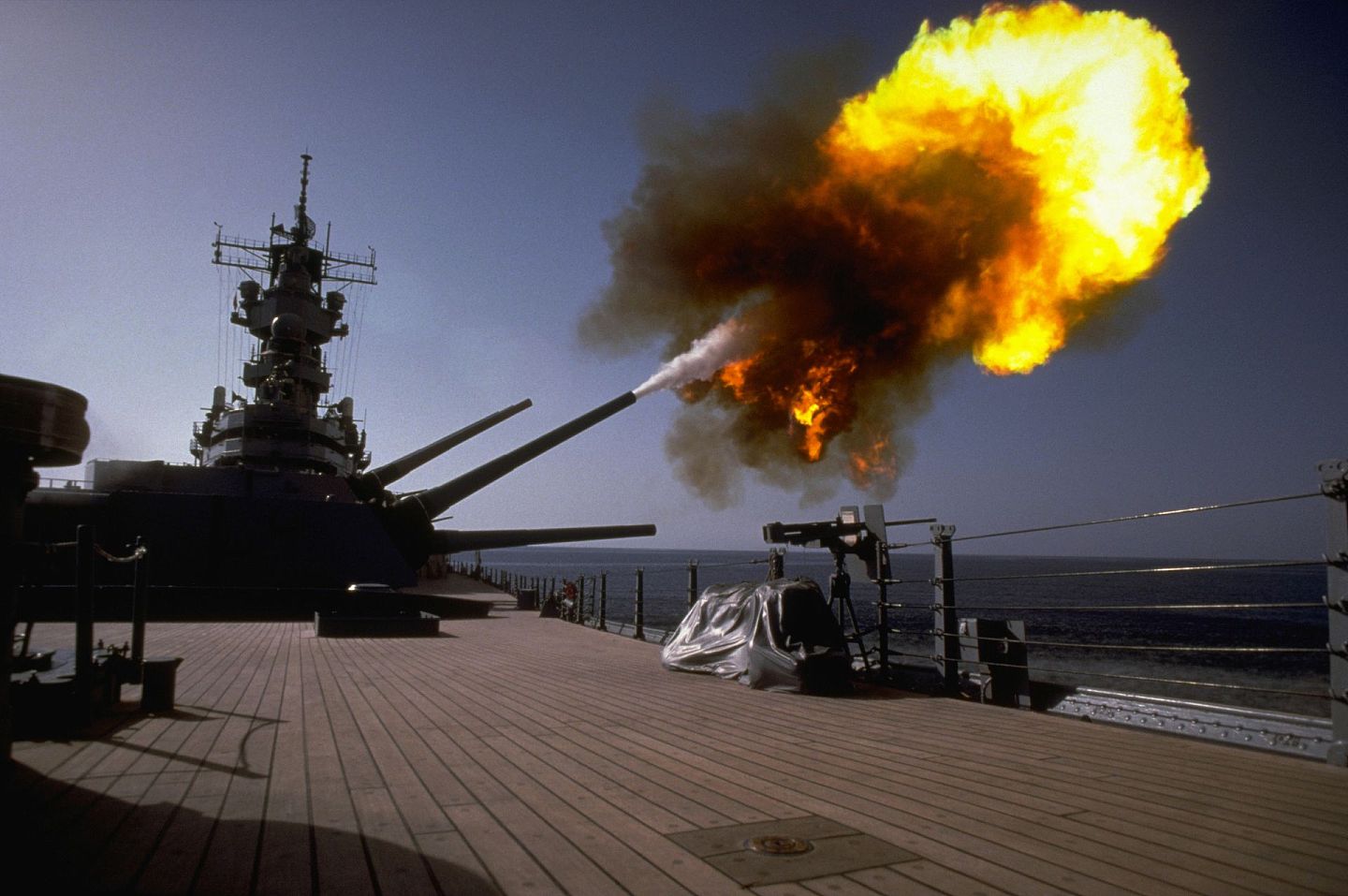 1991年，沙漠风暴行动期间，美国海军威斯康辛号战舰（BB-64）向伊拉克海岸发射了一枚火炮。（VCG）