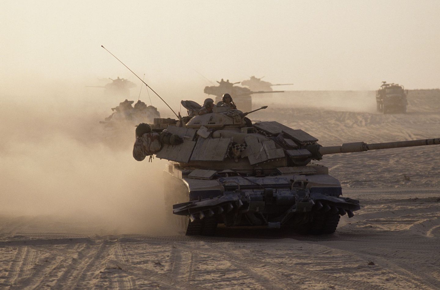 1990年10月30日，美国海军陆战队在沙特沙漠中训练演习，扬起了漫天的沙尘。（VCG）