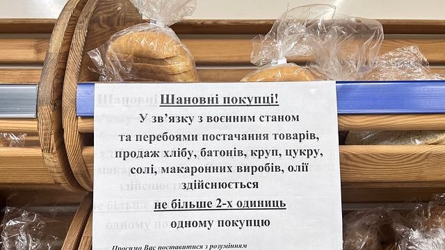 在苏梅地区的超市里，面包每天只允许购买两件。